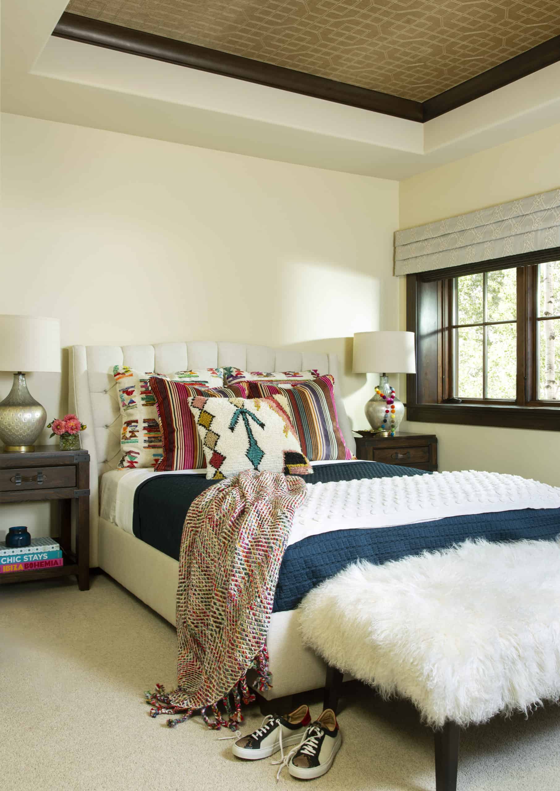 Perfect guest bedroom furnishings and decor in rustic interior style