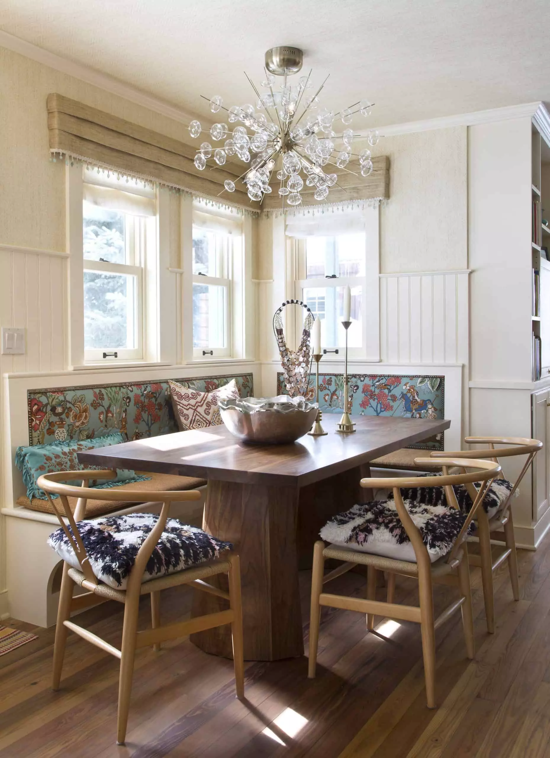 Sputnik bubble chandelier in super cute breakfast nook