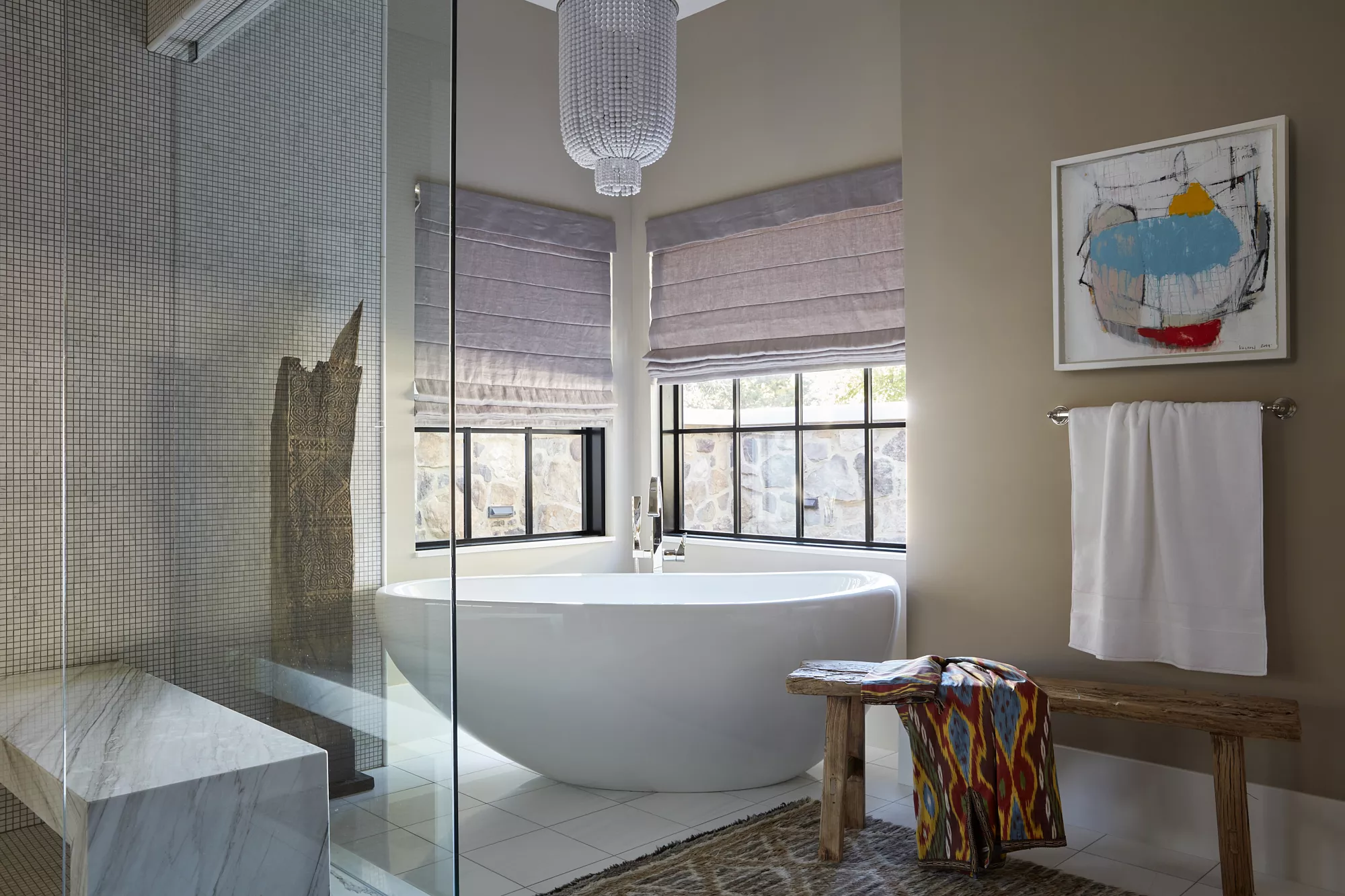 Free standing white luxury bathtub
